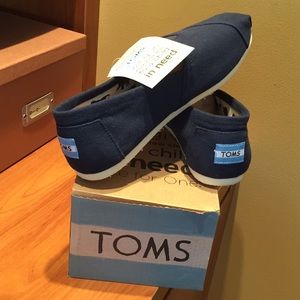 Toms Classic Navy Blue Canvas women’s shoe size 8.